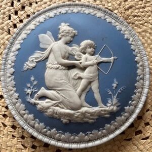 Wedge-wood style small decorative plate/medallion